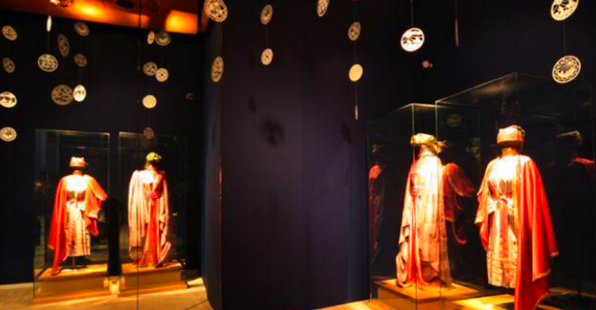 Vestidos de Sibila de la exposición: «Sibila. Canto, mito y tradición»
