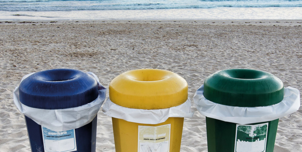 Contenedores de residuos en una playa